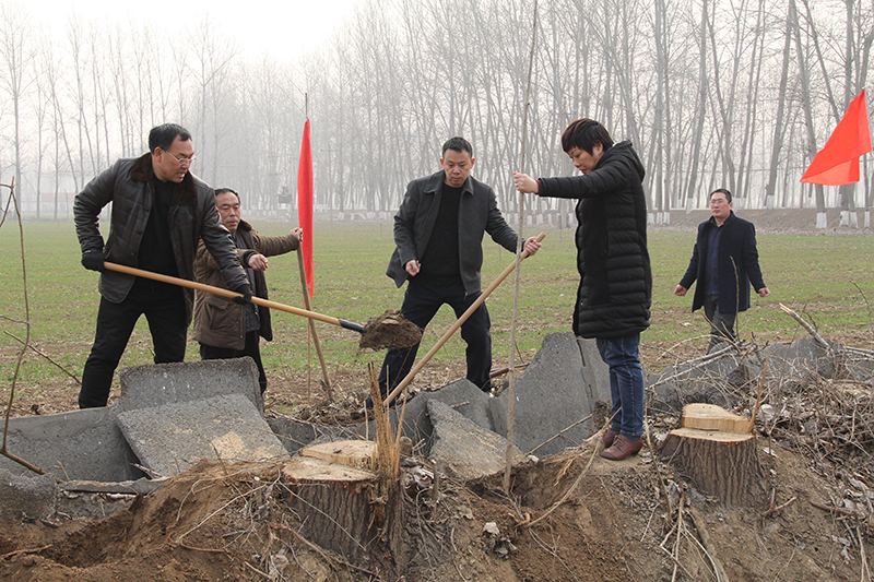 博農(nóng)集團(tuán)領(lǐng)導(dǎo)、基層黨政負(fù)責(zé)人等同志積極參加植樹活動(dòng)